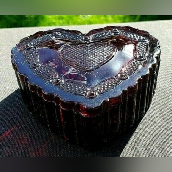 vintage Avon 1876 Cape Cod ruby red glass heart shaped trinket box for jewelry - Picture 1 of 12